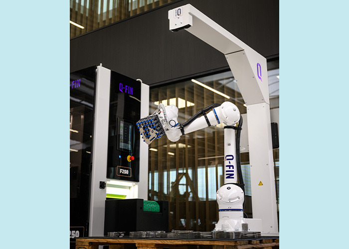 De TwinLine Twister is een lijn voor het ontbramen en afronden van kleine plaatdelen aan beide zijden en in één doorloop. Hiervoor staat een Q-Bot Q250, een gebruiksvriendelijke, flexibele robotarm voor het grijpen en verplaatsen van kleine, ongedefinieerde producten.