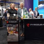 Het officiële dealerschap van Tuwi voor Pyrodura werd gepresenteerd tijdens METAVAK. Links Antal Driessen van Pyrodura, rechts Marco Mans van Tuwi.
