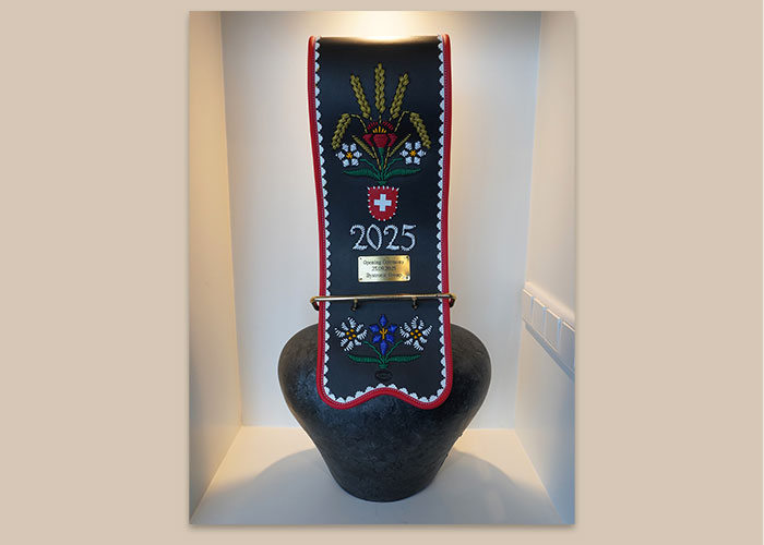 Ter ere van de opening van de vernieuwde vestiging van Bystronic werd een traditionele koebel overhandigd
