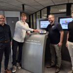 Tijdens de kick-off is CNC Gear benoemd tot certified partner van MKG. V.l.n.r. Jelle van Harsselaar en Stijn Hemeltjen van CNC Gear en Mark Steghuis en Bernard Weitkamp van MKG.
