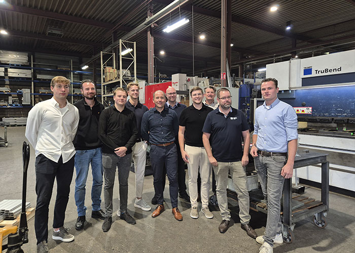 De eerste MKG-Lantek API integratie is live gegaan bij Decona in Denekamp. Op de foto medewerkers van MKG, CNC Gear, Trumpf en Decona.