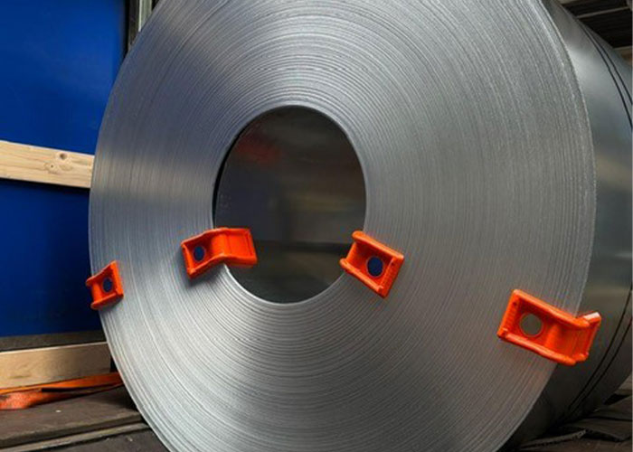 Het transport van zware staalrollen, slitcoils en bandstaal kent bekende risico’s. De CoilProtector van MagProtect tackelt dit probleem met behulp van krachtige industriële magneten.