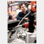 Honderden geïnteresseerden maakten van de gelegenheid gebruik om de nieuwe Velo uit te proberen en waren verbaasd over zijn snelheid en de perfecte lasnaden die ermee kunnen worden aangebracht.