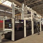 Met deze lijn bespaart De Kok Staalbouw veel arbeid. Daarnaast is de fabriek frisser en schoner geworden omdat het stof dat het gebruik van slijptollen veroorzaakt, is verdwenen. Op het bordes boven het omkeerstation staan vier natwerkende afzuigers en een waterafvoer.