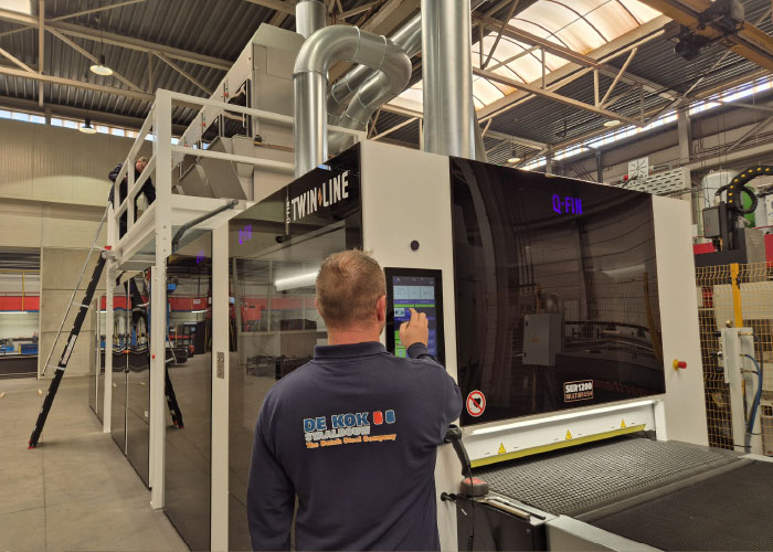 De bediening van de lijn is eenvoudig. Vanaf de werkvoorbereiding worden de programma’s in de machine gezet, waarna op het HMI touchscreen de verschillende finishprogramma’s opgeroepen kunnen worden.