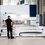 Eén van de wereldpremières: de nieuwe TruBend 3000, een nauwkeurige kantbank met een uitstekende prijs-prestatieverhouding, die de onderdeelkosten verlaagt.