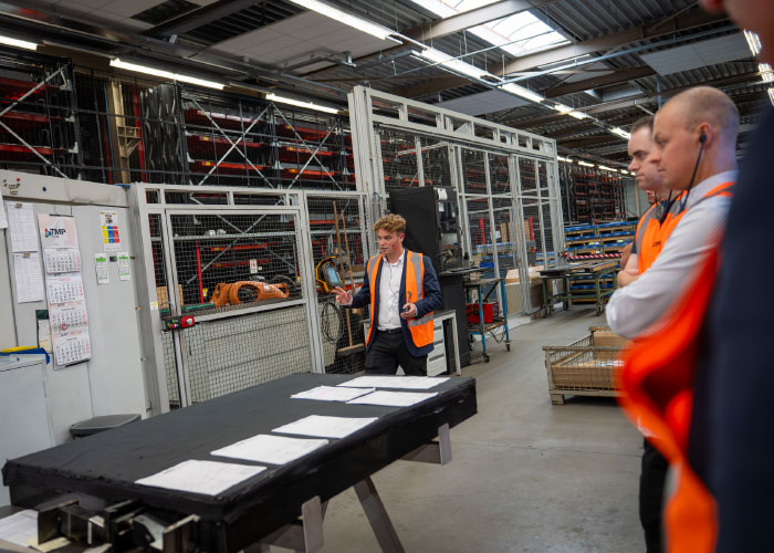 Het RAS Multibend-Center is gekoppeld aan een groot centraal platenmagazijn. Gesneden plaatdelen worden vanuit dit magazijn zonder enig menselijk handelen op de aanvoerlijn naar het zwenkbuigsysteem gelegd.