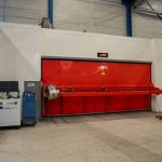 De constructie met het ferris wheel, waarbij twee opspantafels zoals in een reuzenrad altijd horizontaal blijven tijdens de rotatie en de lasrobot altijd achter een vast scherm last, maakt de laserlascel productie en veilig.