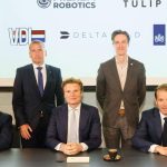V.l.n.r. Sander Smeets (Deltaquad), Kuldar Väärsi (Milrem Robotics), minister Ruben Brekelmans, Bernd Rietberg (Tulip Tech) en Willem van der Leegte (VDL Groep).