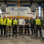 De delegatie van SSAB in de fabriekshal van JOOP. (Foto: Maarten Sprangh)