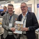 Edwin Dekker, industrie-specialist bij FPT/NEVAT, en Erik Spikmans, directeur Sales MCB Nederland, bij de presentatie van het rapport op de Precisiebeurs. ASML