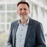 “Door nu te investeren in kennis, rollen en samenwerking, voorkom je dat schijnveiligheid verandert in een daadwerkelijke crisis”, zegt Ruud Welschen, Industrial Cybersecurity Consultant bij Siemens Nederland.