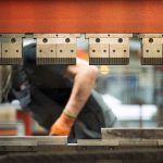 In de maakindustrie, waar productie 24/7 draait en elektrische machines essentieel zijn, ontstaan slimme oplossingen om piekverbruik te beperken.