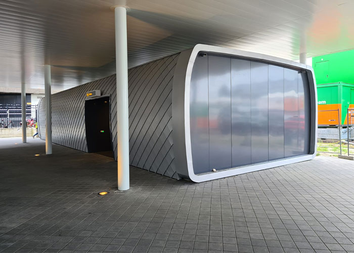 Het toiletgebouw naast de verkeerstoren op Schiphol is toekomstbestendig en verplaatsbaar.