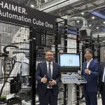 In combinatie met Haimer krimphouders bleek de Haimer Automation Cube One een game-changer te zijn op de productielocatie van DMG Mori in Iga. V.l.n.r. Andreas Haimer (Haimer Group), Kazutoyo Moriguchi (DMG Mori Iga) en Koichi Nosaka (Haimer Japan).