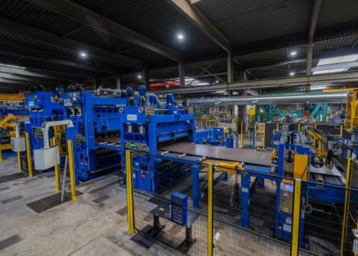 SCM beschikt over de sterkste platenkniplijn van Europa voor het knippen van spanningsvrije platen tot 2 meter breed en zo dun als 3 mm (met sterktes ver boven de 1000Mph).