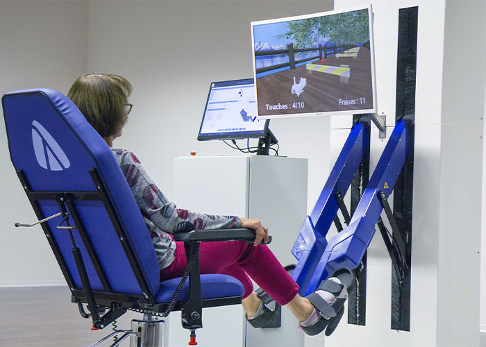 In therapierobots, zoals het apparaat op de afbeelding, helpt de ondersteuning bij de precieze beweging van één of meerdere gewrichten bij de mobilisatie van patiënten. 