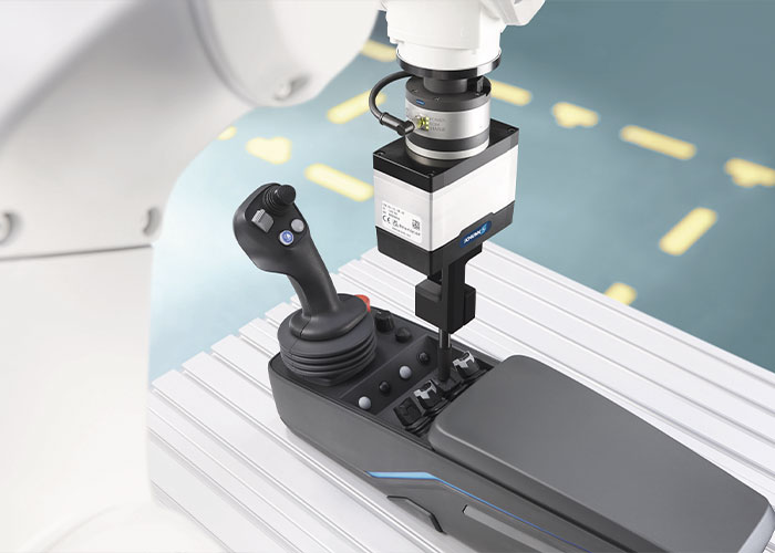 De haptische meting in de automobielsector gebeurt door het grijpen en bewegen van de joystick, evenals het bedienen van knoppen met een meetpunt.