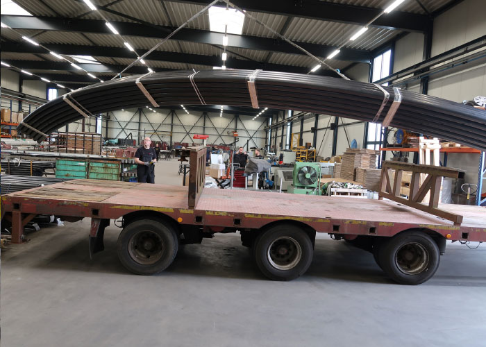 Buizen van Ø 88.9 x 4 mm voor de bio-industrie, gewalst op lengtes van 12 meter, gaan op transport naar de klant.