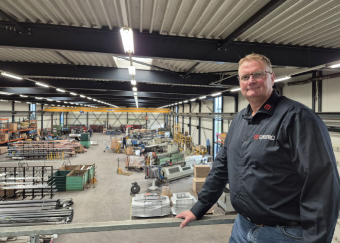 Deddy Hoving met achter zich de werkplaats van Giezen, waar de CNC-buigmachines keurig van klein naar groot staan opgesteld. “Een buis netjes buigen is specialistenwerk.”