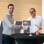 Alexander Mulder van AWL (links) en Bart Al van Kuka Benelux bezegelen hun wereldwijde samenwerking op het gebied van autonome mobiele robots (AMR).