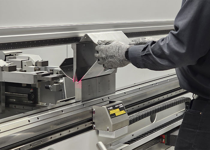 Het Easy-Form Laser hoekmeetsysteem van LVD verzekert nauwkeurigheid en constante kwaliteit vanaf de eerste buiging op de kantbank.