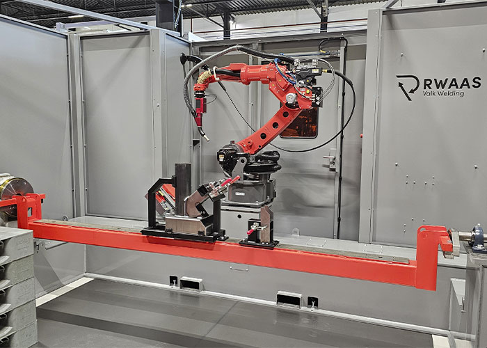 Een lasrobot van Valk Welding last de Rocket Stove in elkaar.