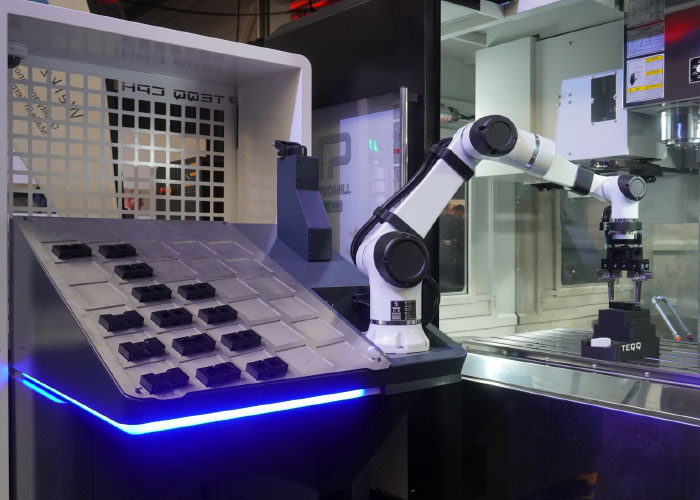 Naast Hedelius liet Promas nog meer bewerkingsmachines zien met een automatisering. De foto toont een Promill freesmachine met een automatiseringsoplossing van Teqq.