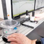 Kalibratie van een momentsleutel in het laboratorium van Wocken in Meppen.