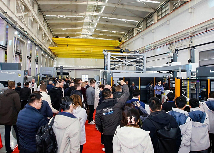 De nieuwe fabriek beslaat een productieoppervlakte van meer dan 65.000 vierkante meter en is ontworpen om jaarlijks zo'n 1.000 productiesystemen te produceren, waaronder lasersnijsystemen en CNC-kantpersen