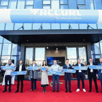 De officiële opening was een internationaal evenement, waarbij verkooppartners en leveranciers van over de hele wereld aanwezig waren. Derde van rechts Marco Mans van Tuwi.