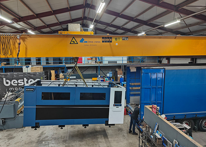 Een Senfeng fiberlaser verlaat de werkplaats van Besten Machines, op weg naar een klant.