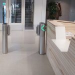 Detectiepoortjes zijn inzetbaar op verschillende plekken binnen een bedrijf. Zo worden ze vaak geplaatst bij de ingang van een productiehal, waar het belangrijk is dat alleen bevoegd personeel aanwezig is.