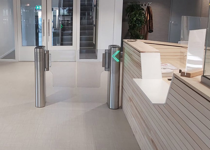 Detectiepoortjes zijn inzetbaar op verschillende plekken binnen een bedrijf. Zo worden ze vaak geplaatst bij de ingang van een productiehal, waar het belangrijk is dat alleen bevoegd personeel aanwezig is.