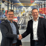 Jos Bonte van ConstruSteel en Eric Bakker van SupplyDrive schudden elkaar de hand. ConstruSteel biedt met SupplyDrive een oplossing voor e-facturatie via Peppol en de bredere datakoppeling via SCSN.