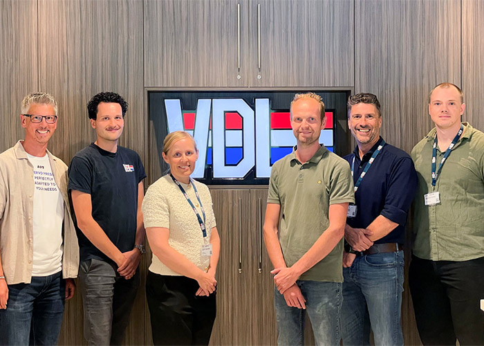 V.l.n.r. Hilko Siebels (AP&T, Area Sales Manager), Daan Roovers (VDL VDS, Head Process Engineering), Annika Hagström (AP&T, Technical Sales Manager), Cees Rombouts (VDL VDS, Assistant Production Manager), Bart Desart (Pack International) en Alexander Ekberg (AP&T, Systems Designer).