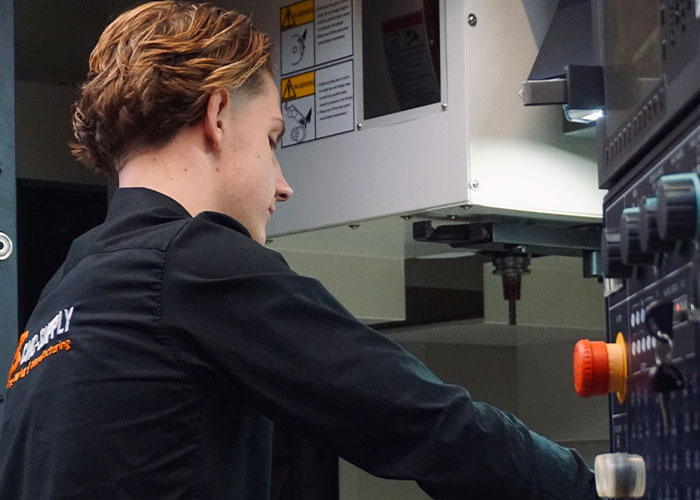 DEED ontwikkelt en bouwt CNC-machines op basis van Duitse engineering en Chinese productiekracht. Het portfolio varieert van CNC-draaibanken tot drieassige freesmachines, nauwkeurige vijfassige bewerkingscentra en grote portaalfreesmachines.