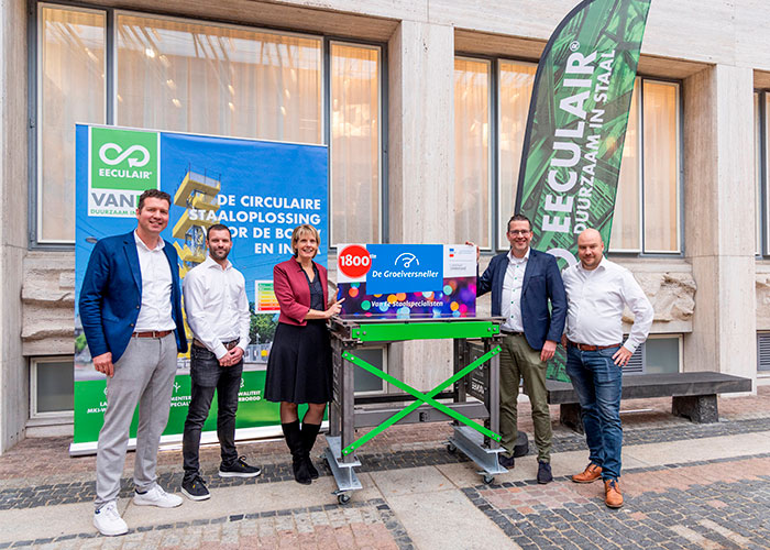 Van Ee Staalspecialisten ontving de 1800e Groeiversneller-voucher van Oost NL in het Provinciehuis in Arnhem uit handen van gedeputeerde Helga Witjes.