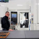 Directeur Arjan Voortman bij de nieuwe Yasda PX30. Met deze nauwkeurige vijfasser gaat Veehof Precision Machining de volgende stap maken in de productie van veeleisende fijnmechanische onderdelen.