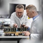 Medewerkers van Sintecs op locatie in Hengelo.