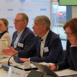 VDW-voorzitter Franz-Xaver Bernhard (tweede van rechts) aan het woord tijdens de jaarlijkse persconferentie van zijn organisatie. De Duitse werktuigmachinebouw staat voor grote uitdagingen.