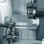 De twee spindels en meerdere revolvers maken efficiënte 6-zijdige complete bewerking mogelijk van werkstukken tot ø 430 x 700 mm.