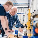 Werkplekleren wordt breed gezien als effectief instrument om de aanwezige kennis te borgen. Toch zet slechts iets minder dan de helft (48%) van de organisaties senior medewerkers structureel in als coach of mentor.