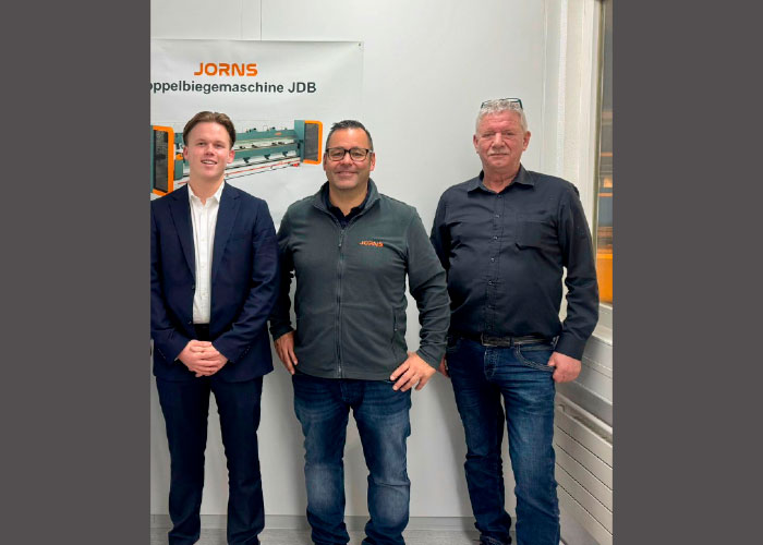 Jelle Kagie (links) en Jack van Arnhem van TripleAAA Machines met in hun midden Mark Jorns