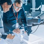 De maakindustrie staat onder druk staat door toenemende internationale concurrentie, personeelsschaarste en achterblijvende productiviteitsgroei. Tegelijkertijd liggen er volop kansen om de productiviteit structureel te verhogen via technologische innovatie, slimmer organiseren en beter gebruik van data en talent.