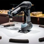 Door de nieuwe ISO 10218-norm kunnen kleine, compacte cobots veiliger en flexibeler in meerdere functies of toepassingen worden ingezet, zonder dat een volledig afgeschermde werkruimte nodig is.