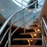 DOT maakt veel trappen voor superjachten, ook spiraal en wenteltrapvormige exemplaren. “Zulke elementen kunnen ook in een hotellobby of een bankgebouw echte blikvangers zijn”, aldus DOT-directeur Stef Brandsma.