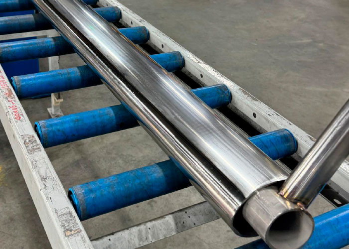 De profileermachine speelt een belangrijke rol bij het maken van mooie ovale en plat ovale buizen. Daarnaast zijn goed uitgangsmateriaal en vakmanschap cruciaal om ovale buizen met een perfecte kwaliteit te produceren. 