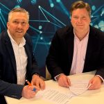 Willem Wensing, manager Partnerschappen bij FME, en Thijs Dorssers, directeur van NLrobotics, ondertekenen het Memorandum of Understanding (MoU) voor het partnerschap tussen FME en NLrobotics.