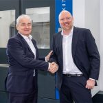 Winfried Benz, CEO van Licon, en David Modig, voorzitter van Modig Machine Tool bezegelen de overeenkomst met een ferme handdruk.